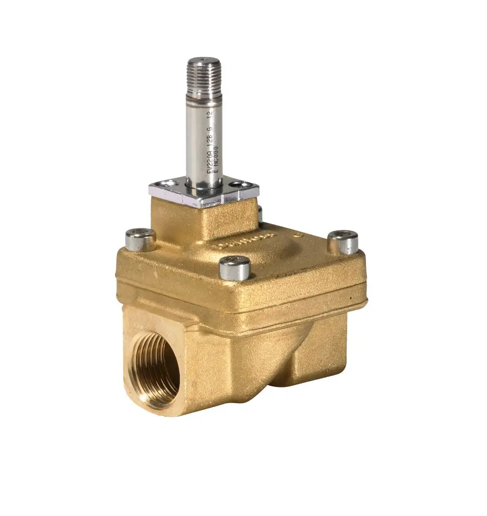 Magnetventil von Danfoss in Goldfarbe mit einem Anschluss für 1/2 Zoll Rohr. Das Produkt hat eine kompakte Form und mehrere seitliche Schrauböffnungen.